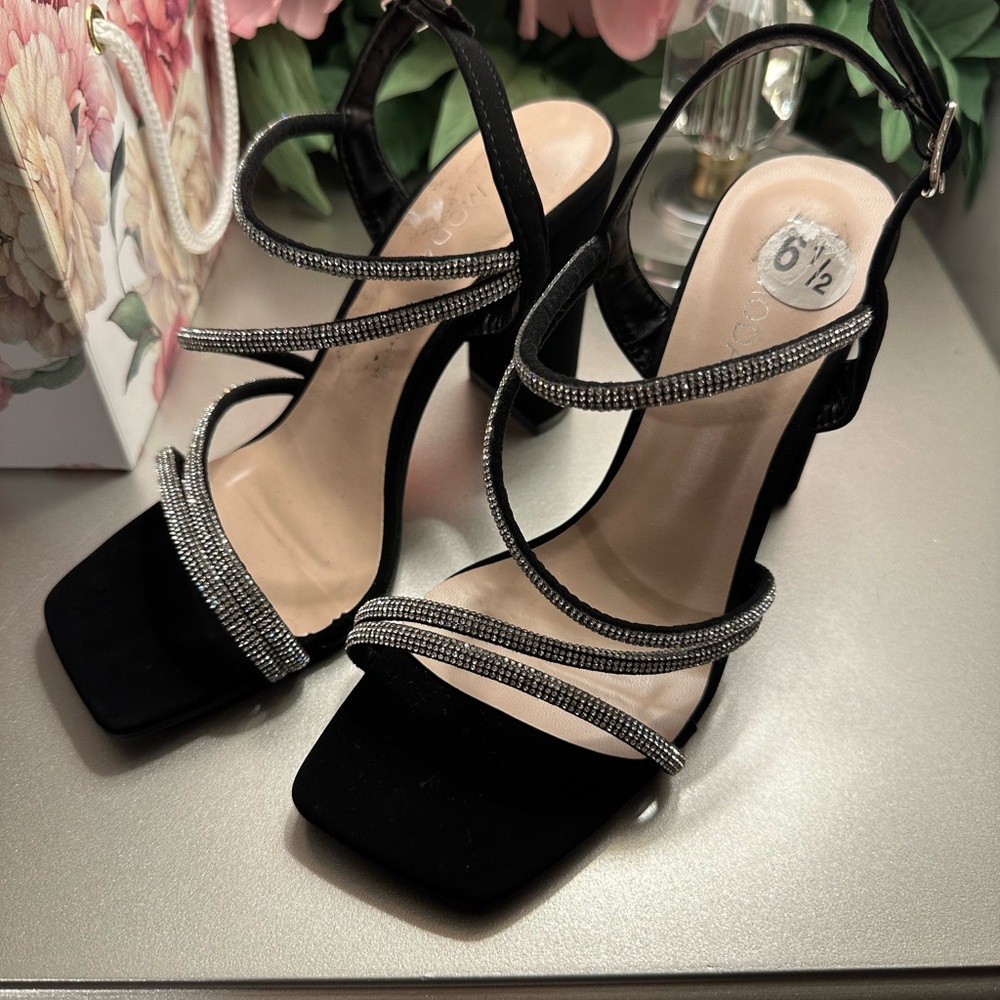 Elegant Black Strappy Women's Sandals